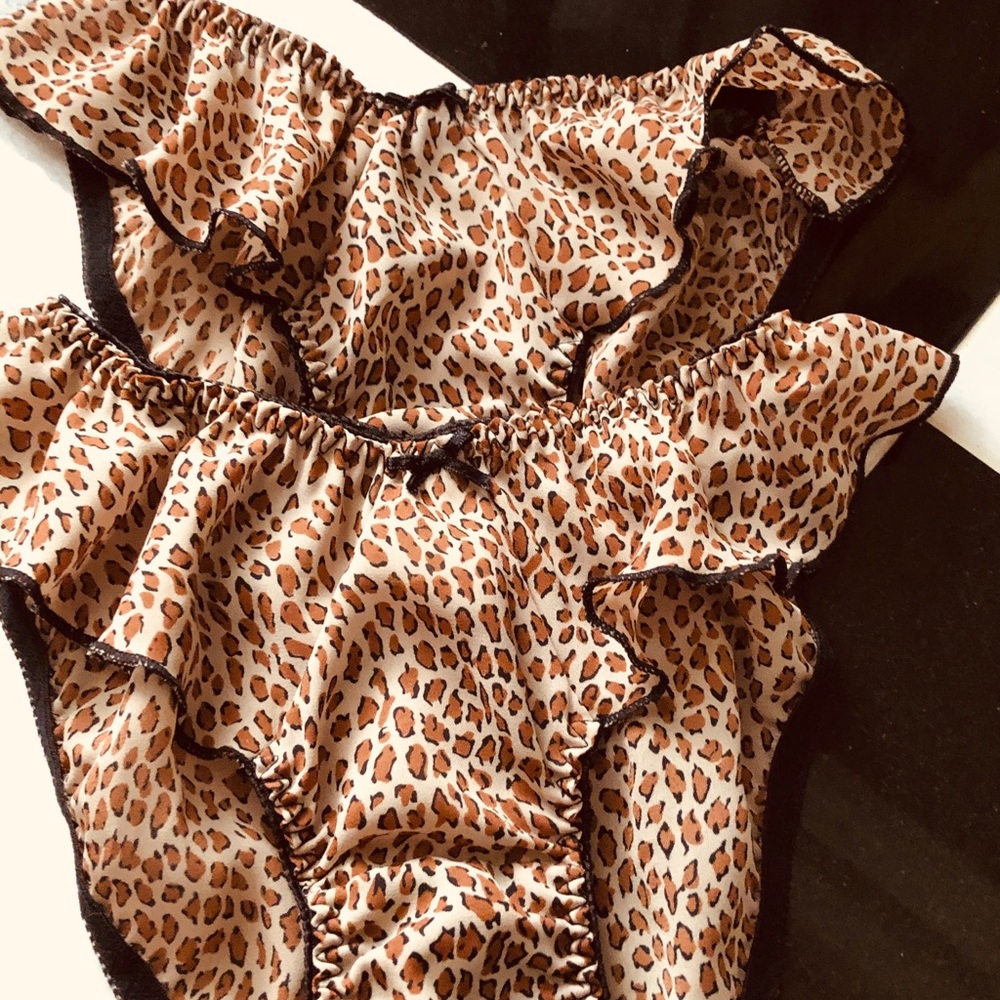 LEOPARD PANTIES. -NWOT. Ruffle front.